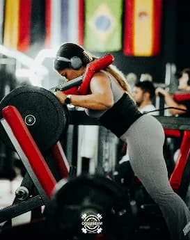 Entrenamiento guiado en maquina de Colliseum Gym