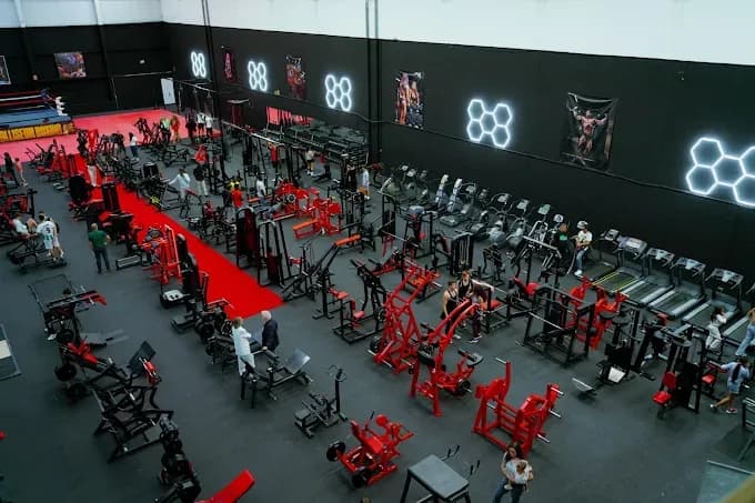 Vista amplia de la sala de musculacion de Colliseum Gym
