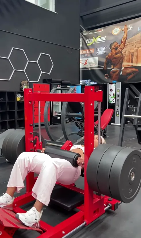 Maquina de entrenamiento de pierna en Colliseum Gym